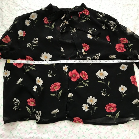 FOREVER 21 Cropped Floral Rose Blouse M Fit Black Red White Flare Out Cuffs - Picture 11 of 16